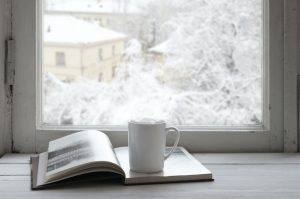 雪景色とカップと本