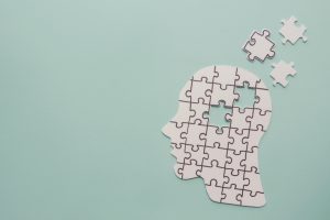 パズルとミントグリーンの背景