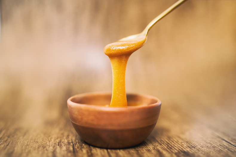 Manuka honey and spoon