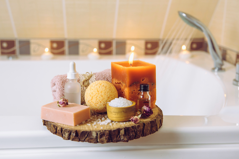 Bath tub and essential oil